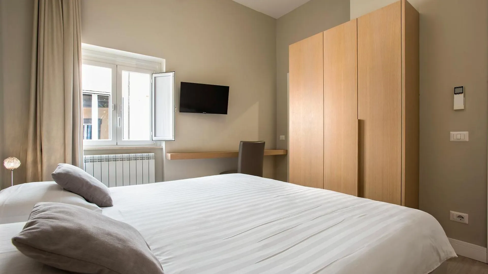 Gonfalone 6 Bed & Breakfast Rome Italy